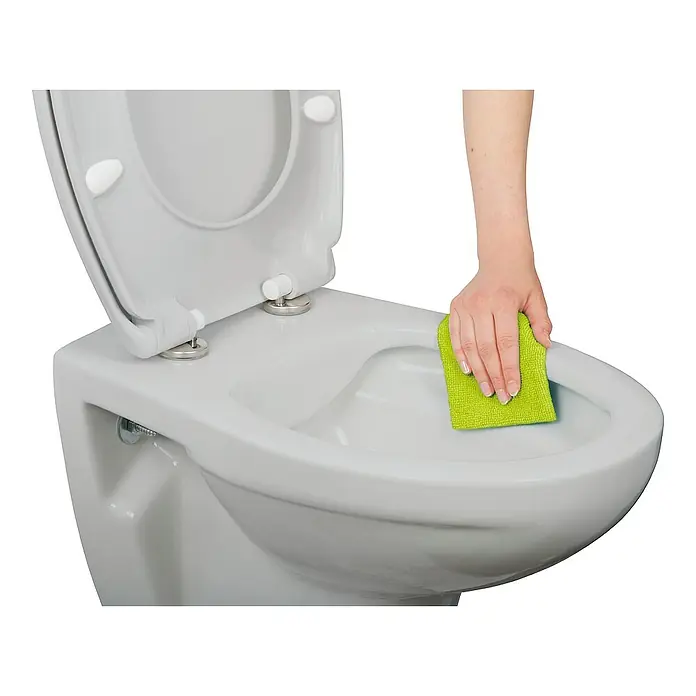 Calmwaters Wand-WC Spülrandlos - Spülrandlos, Ohne Spezialglasur, Spülform: Tief, WC Abgang: Waagerecht, Manhattan-Grau - Die Toilette wird mit einem grünen Lappen gereinigt, wobei der Fokus auf Sauberkeit und Hygiene im Badezimmer liegt.