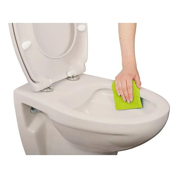 Calmwaters Wand-WC Spülrandlos - Spülrandlos, Ohne Spezialglasur, Spülform: Tief, WC Abgang: Waagerecht, Pergamon - Reinigung einer weißen Toilette mit einem grünen Tuch, wobei der Fokus auf Sauberkeit und Hygiene im Badezimmer liegt.