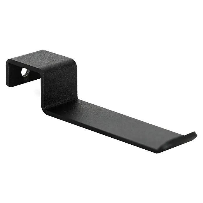 Cozze Haken-Set - Passend für: Cozze Elements Outdoorküche, 5 Stk. - Nahaufnahme einer schwarzen Metallhalterung mit einer Öffnung an einem Ende und einer gezackten Kante.