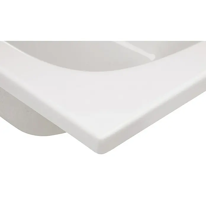 Calmwaters Badewanne Original - Sanitäracryl, Weiß - Detailaufnahme einer weißen Keramikspüle, die die glatten Linien und die saubere Ästhetik des Designs hervorhebt.