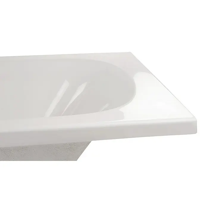 Calmwaters Badewanne Original - Sanitäracryl, Weiß - Nahaufnahme einer glänzenden, weißen Badewanne, die ein sauberes und modernes Design zeigt.