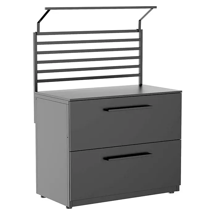 Cozze Elements Halterung für Lichtschlauch - Breite: 110 cm, Stahl/Aluminium, Passend für: Cozze Elements Rückwand - Ein schwarzes Sideboard mit zwei Schubladen und einer Lamellenwand im Hintergrund, ideal für modernes Wohnen.
