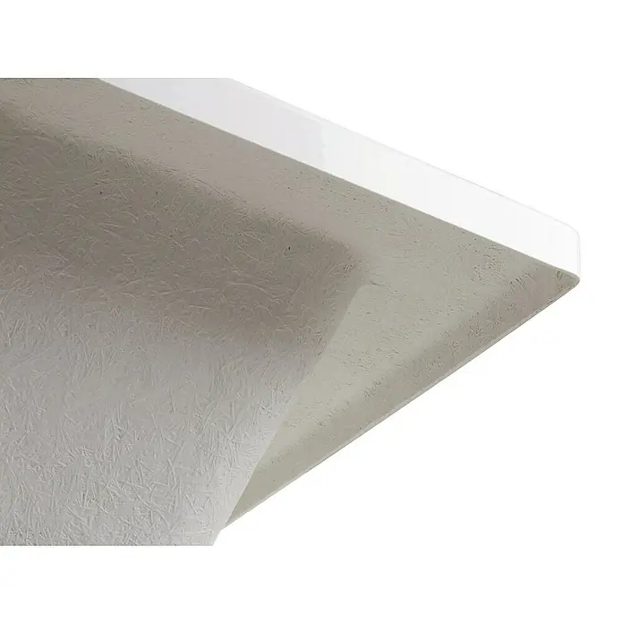 Calmwaters Badewanne Modern Square 2 - Sanitäracryl, Weiß - Nahaufnahme eines stilvollen weißen Waschbeckens mit einer einzigartigen, strukturierten Oberfläche, die ein modernes und elegantes Badezimmer-Design ergänzt.