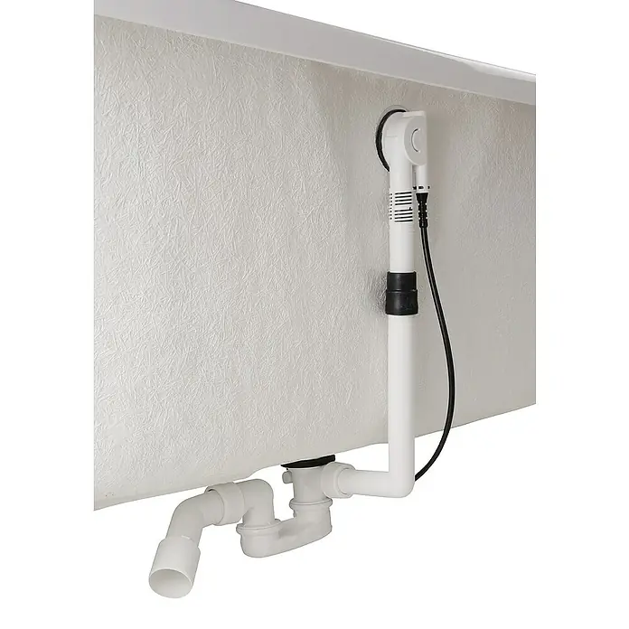 Calmwaters Badewanne Exclusive - Sanitäracryl, Weiß - Detailaufnahme eines Badewannenabflusses mit Siphon und Überlaufgarnitur aus Kunststoff, verbunden mit einem schwarzen Kabel.