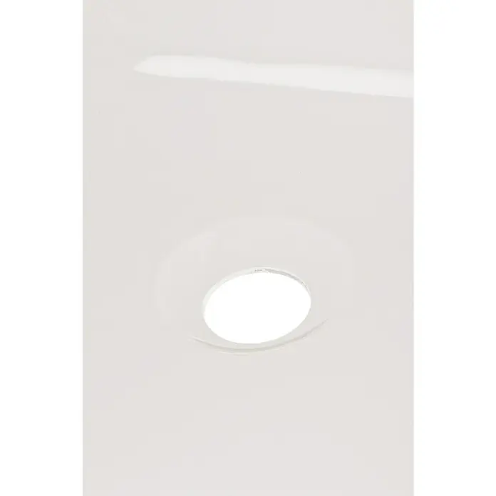 Calmwaters Badewanne Original - Sanitäracryl, Weiß - Nahaufnahme einer weißen, runden Deckenleuchte, die ein minimalistisches und helles Designelement in einem modernen Raum darstellt.