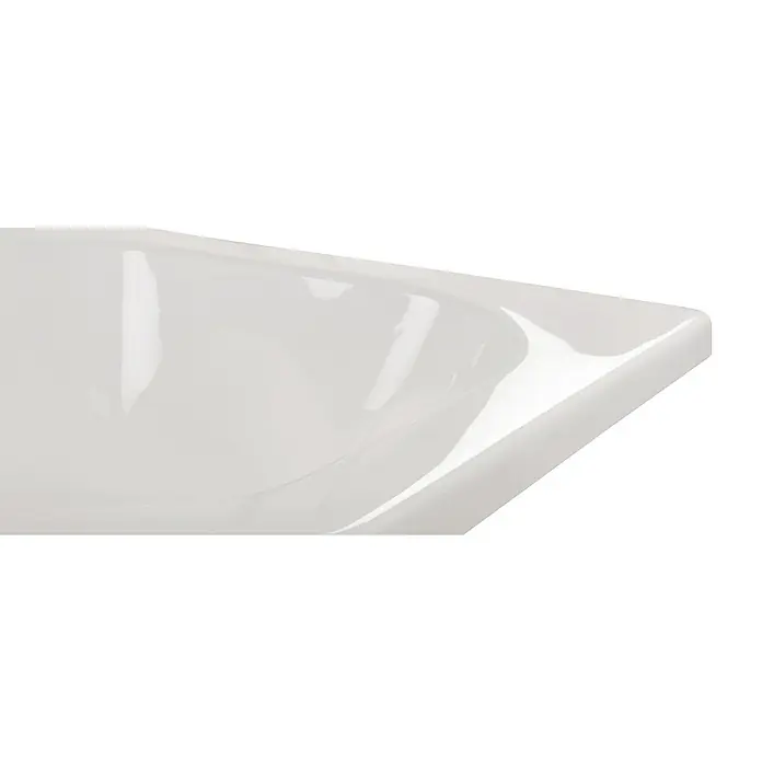Calmwaters Badewanne Exclusive - Sanitäracryl, Weiß - Nahaufnahme einer strahlend weißen Badewanne, die das Licht reflektiert und ihre glatte Oberfläche betont. Die geschwungenen Formen laden zum Entspannen ein.