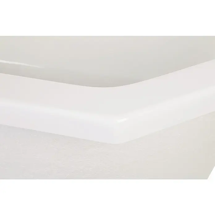 Calmwaters Badewanne Exclusive - Sanitäracryl, Weiß - Detailaufnahme einer weißen Badewanne, die die glatte Oberfläche und die abgerundeten Kanten des Produkts hervorhebt.