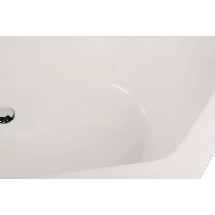 Calmwaters Badewanne Exclusive - Sanitäracryl, Weiß - Nahaufnahme einer modernen, weissen Badewanne mit glänzendem Chromablauf, die die schlichte Eleganz des Badezimmers betont.