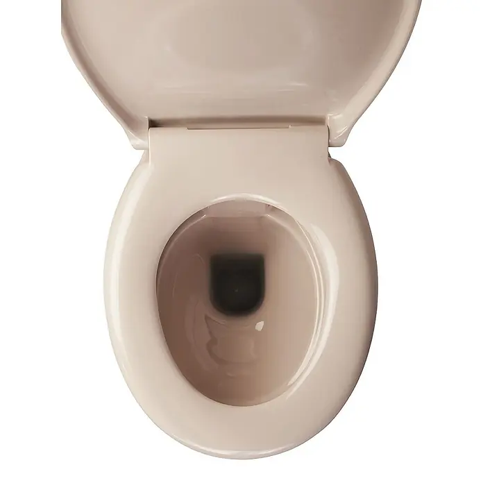 Calmwaters Stand-WC-Set Spülrandlos mit Erhöhung - Spülrandlos, Ohne Spezialglasur, Spülform: Tief, WC Abgang: Waagerecht, Bahamabeige - Detailaufnahme einer beigen Toilette mit offenem Deckel, die die sanitäre Keramik und das Design des Badezimmers betont.