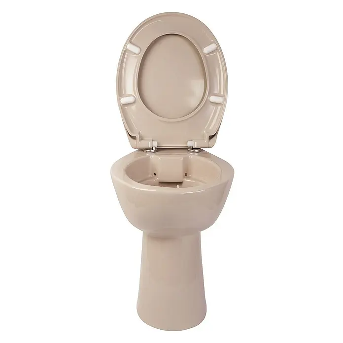 Calmwaters Stand-WC-Set Spülrandlos mit Erhöhung - Spülrandlos, Ohne Spezialglasur, Spülform: Tief, WC Abgang: Waagerecht, Bahamabeige - Ein cremefarbenes Stand-WC mit geöffnetem Deckel ist auf dem Bild zu sehen. Es präsentiert sich in einem schlichten, einteiligen Design.
