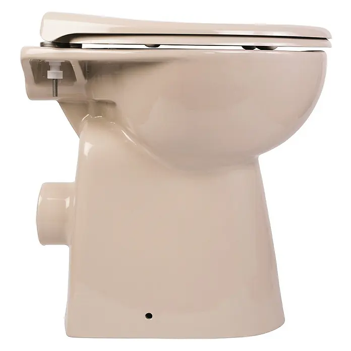 Calmwaters Stand-WC-Set Spülrandlos mit Erhöhung - Spülrandlos, Ohne Spezialglasur, Spülform: Tief, WC Abgang: Waagerecht, Bahamabeige - Nahaufnahme einer cremefarbenen Toilette mit geschlossenem Deckel, die das sanitäre Keramikdesign und die Badezimmerausstattung hervorhebt.