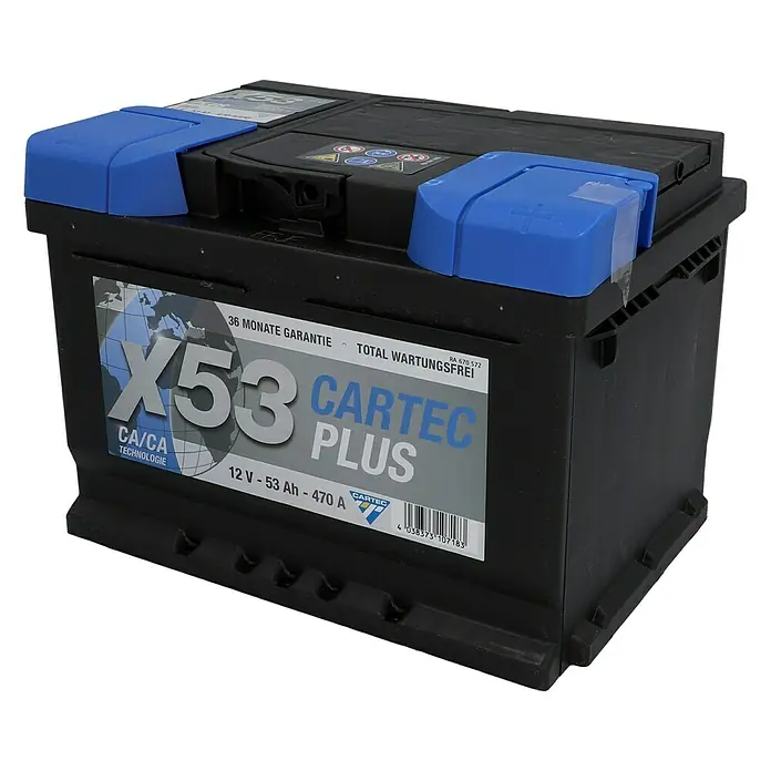 Cartec Autobatterie Plus - Kapazität: 53 Ah, Typ Autobatterie: Blei-Säure - Abgebildet ist eine Cartec Plus X53 Autobatterie, 12V mit 53 Ah und 470 A, mit blauen Polkappen und einem Etikett mit technischen Details.