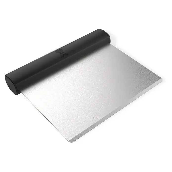 Weber Grillgutwender Plancha - Edelstahl, Breite: 14,5 cm - Ein Teigschaber mit einem schwarzen Griff und einer silbernen Klinge zum einfachen Schneiden und Verarbeiten von Teig.