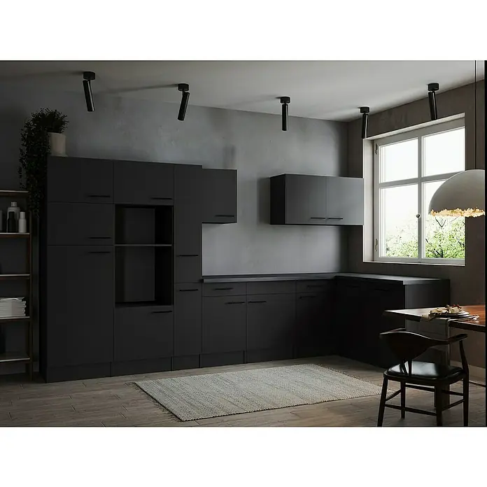 Respekta Olivia Winkelküche - Breite: 370 cm, Grau matt, Ohne Elektrogeräte - Elegante dunkle Küche mit modernen Schränken, Arbeitsplatten und einer einladenden Atmosphäre durch stilvolle Beleuchtung und einen Teppich.
