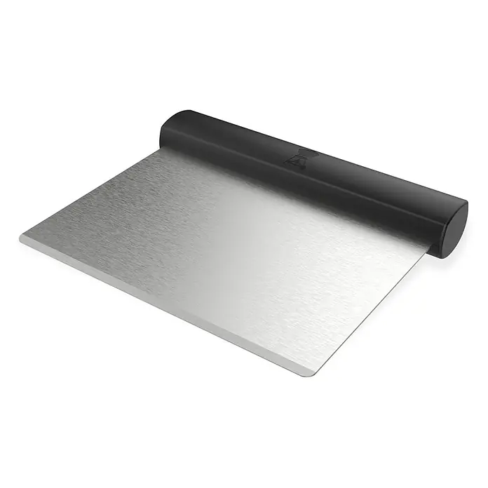 Weber Grillgutwender Plancha - Edelstahl, Breite: 14,5 cm - Ein silberfarbener Teigschaber mit schwarzem Griff, ideal zum Teilen und Aufnehmen von Teig. Praktisches Küchenwerkzeug.