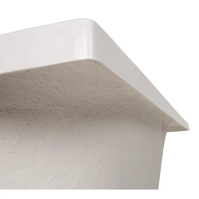 Calmwaters Eckbadewanne Modern Small 2 - Sanitäracryl, Weiß - Nahaufnahme einer Waschbeckenoberfläche in Weiß. Detailaufnahme der Textur und Form des Produkts.