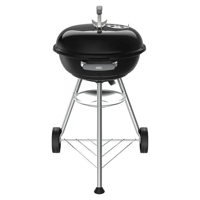Weber Compact Kugelgrill Kettle - Durchmesser Grillfläche: 47 cm, Schwarz - Nahaufnahme eines tragbaren Weber Holzkohlegrills in Schwarz mit silberfarbenem Gestell und Rädern für den einfachen Transport.