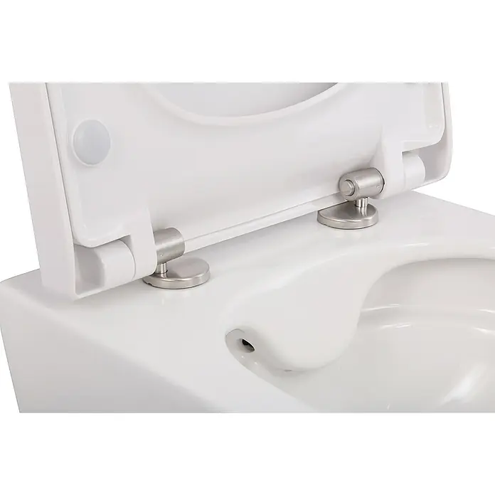 Calmwaters Wand-WC-Set Spülrandloses Raumspar-WC - Spülrandlos, Ohne Spezialglasur, Spülform: Tief, WC Abgang: Waagerecht, Weiß - Nahaufnahme eines weißen Wand-WCs mit offenem Deckel und silbernen Scharnieren. Die saubere Keramik und das moderne Design fallen ins Auge.