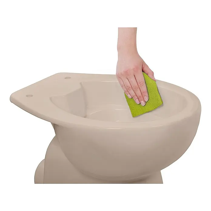 Calmwaters Stand-WC Spülrandlos - Spülrandlos, Ohne Spezialglasur, Spülform: Tief, WC Abgang: Waagerecht, Bahamabeige - Reinigung eines Bidet mit einem grünen Reinigungstuch, um Sauberkeit und Hygiene im Badezimmer zu gewährleisten.
