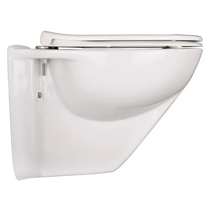 Calmwaters Wand-WC-Set Spülrandlos mit Erhöhung - Spülrandlos, Ohne Spezialglasur, Spülform: Tief, WC Abgang: Waagerecht, Weiß - Nahaufnahme einer hängenden Toilette aus Keramik. Das WC-Becken ist weiß und hat eine geschlossene Sitzbrille.