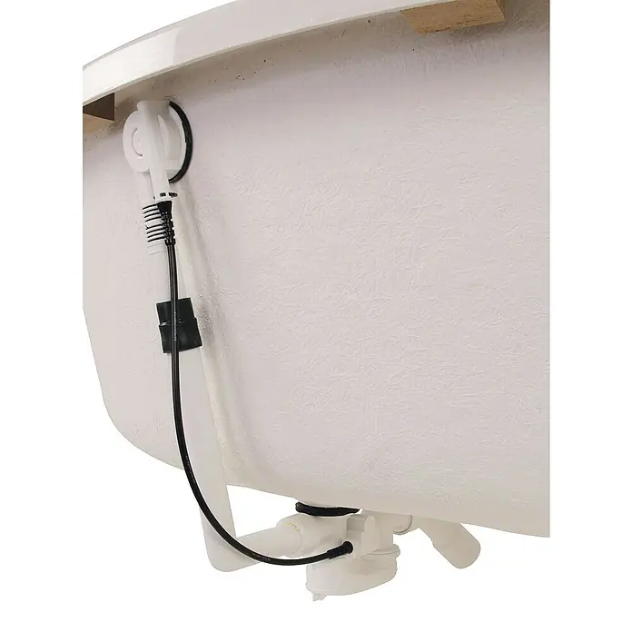 Calmwaters Eckbadewanne Modern Small 2 - Sanitäracryl, Weiß - Die Unterseite einer Badewanne zeigt die Abflussrohre und den Mechanismus für den Abflussstopfen. Die weiße Oberfläche der Wanne ist deutlich sichtbar.