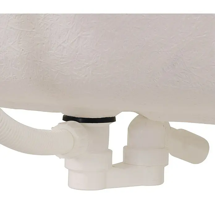 Calmwaters Eckbadewanne Modern Small 2 - Sanitäracryl, Weiß - Detailaufnahme der weißen Kunststoffrohre und des Abflusssystems unter einem Waschbecken.