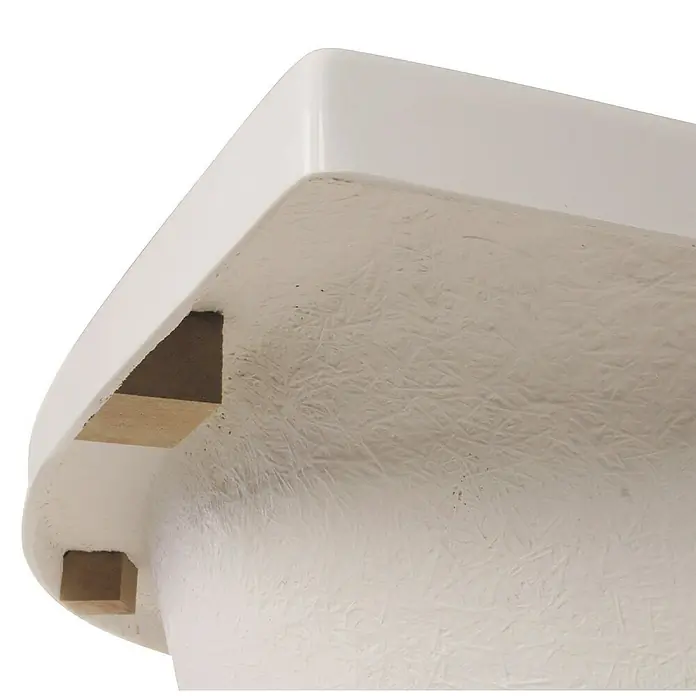 Calmwaters Eckbadewanne Modern Small 2 - Sanitäracryl, Weiß - Detailaufnahme der Unterseite eines weißen Waschbeckens mit Holzstützen, das die Konstruktionsweise zeigt.
