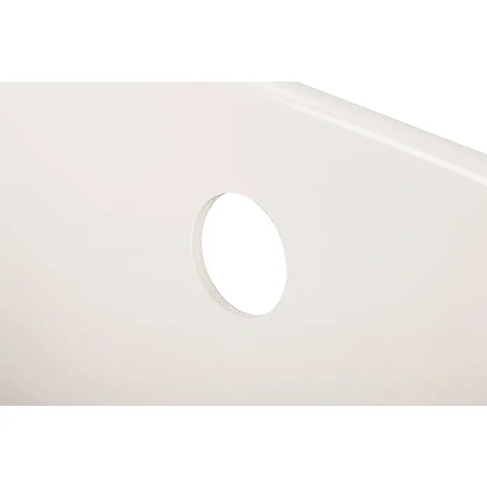 Calmwaters Badewanne Modern Square - Sanitäracryl, Weiß - Detailansicht einer weißen, glänzenden Oberfläche mit einem runden Loch, ideal für Produktpräsentationen oder technische Illustrationen.