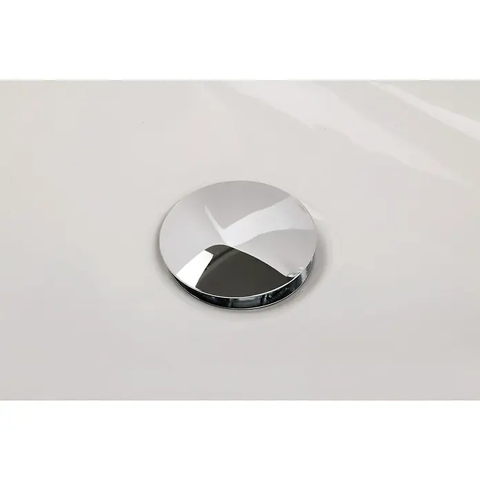 Calmwaters Badewanne Modern Square - Sanitäracryl, Weiß - Nahaufnahme eines glänzenden, runden Waschbeckenstöpsels aus Chrom auf einem weißen Becken, der durch sein Spiegelbild auffällt.