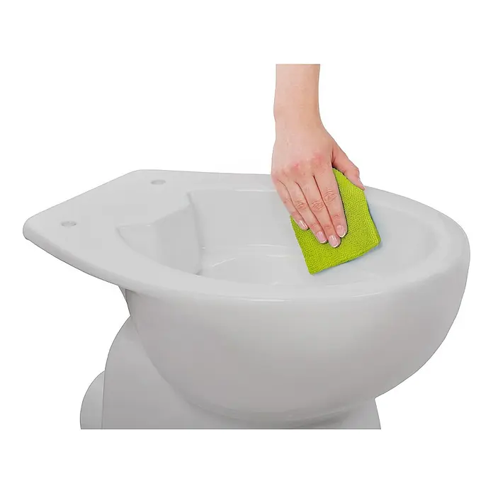 Calmwaters Stand-WC Spülrandlos - Spülrandlos, Ohne Spezialglasur, Spülform: Tief, WC Abgang: Waagerecht, Manhattan-Grau - Reinigung einer weißen Keramiktoilette mit einem grünen Tuch, um Hygiene und Sauberkeit im Badezimmer zu gewährleisten.