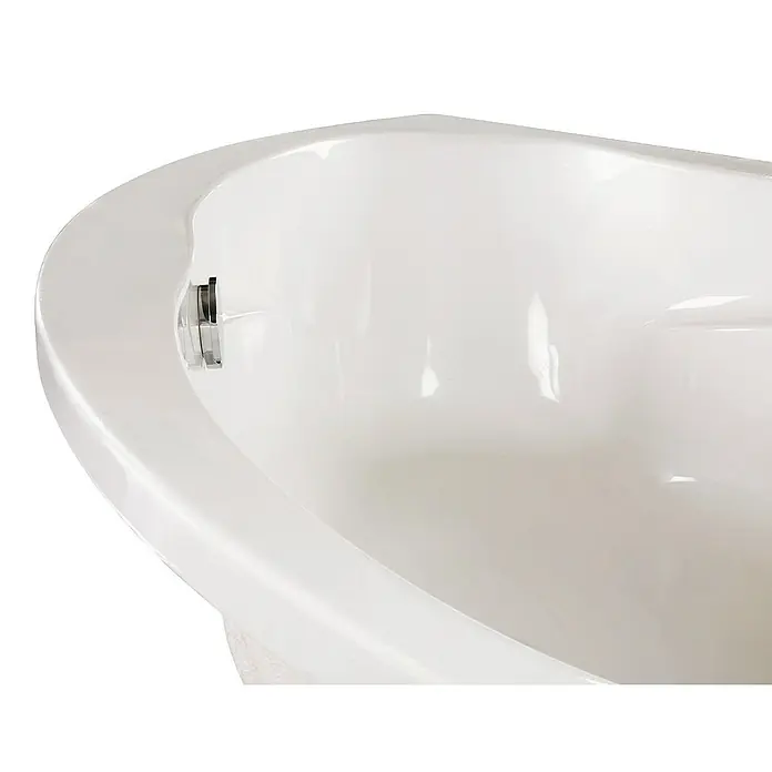 Calmwaters Eckbadewanne Original - Sanitäracryl, Weiß - Nahaufnahme einer eleganten, weißen Badewanne, die durch ihre geschwungenen Formen und das glänzende Material eine moderne Ästhetik ausstrahlt.