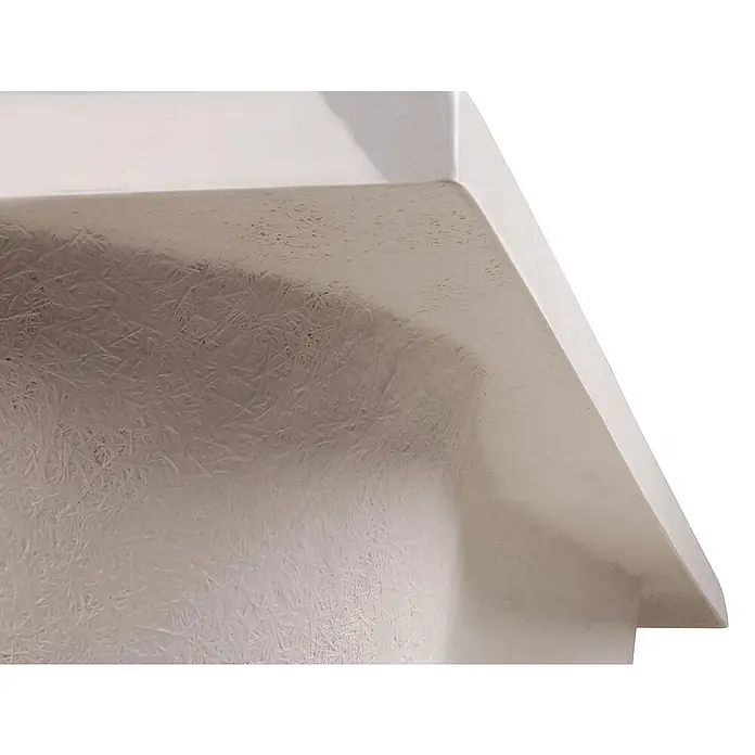 Calmwaters Eckbadewanne Original - Sanitäracryl, Weiß - Nahaufnahme einer stilvollen, hellen Duschwanne mit feiner Textur, die modernes Design und Funktionalität vereint.