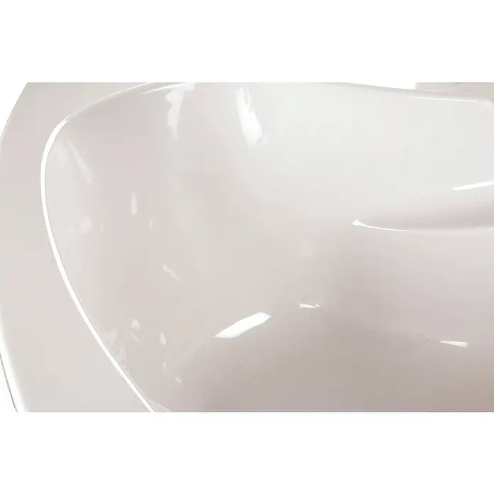 Calmwaters Eckbadewanne Original - Sanitäracryl, Weiß - Nahaufnahme einer glänzenden, weißen Badewanne, die die sanften Kurven und die makellose Oberfläche des Sanitärartikels hervorhebt.