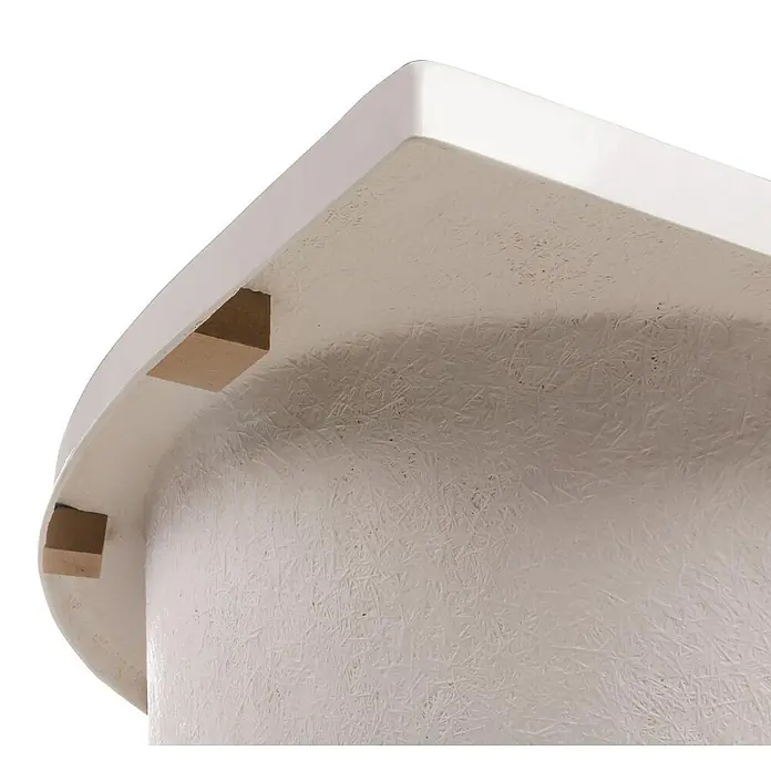 Calmwaters Eckbadewanne Original - Sanitäracryl, Weiß - Nahaufnahme der Unterseite eines weißen Waschtisches mit Holzstützen, die die Installation erleichtern. Das Waschbecken ist robust und stilvoll.