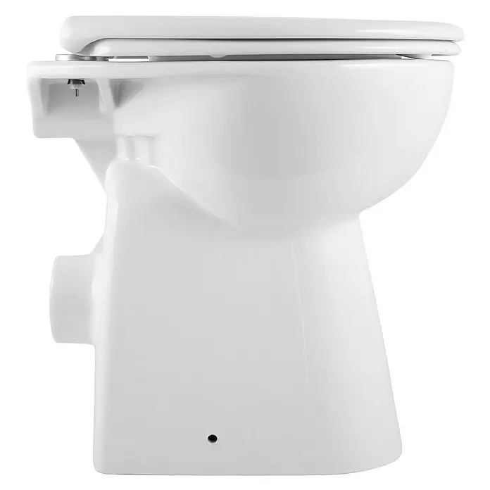 Calmwaters Stand-WC-Set Spülrandlos mit Erhöhung - Spülrandlos, Ohne Spezialglasur, Spülform: Tief, WC Abgang: Waagerecht, Weiß - Nahaufnahme einer weißen Toilette mit geschlossenem Deckel, die ein schlichtes und modernes Design zeigt.
