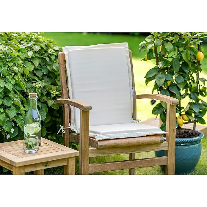 Kai Wiechmann Sitzauflage - Stapelstuhl, L x B x H: 93 x 40 x 4 cm, Polyacryl, Naturweiß - Elegantes Gartenmöbel-Set mit einem Holzstuhl und einem passenden Beistelltisch, ideal für entspannte Stunden im Freien.