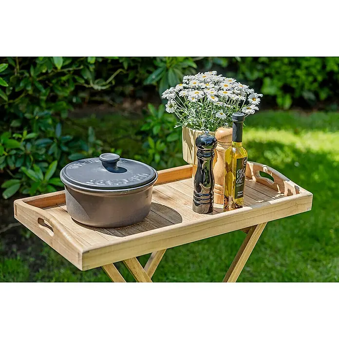 Kai Wiechmann Garten-Beistelltisch - L x B x H: 70 x 35 x 74 cm, Teakholz, Klappbar, Rechteckig, Naturbelassen - Eine graue Keramikschüssel mit Deckel, Pfeffermühle, Gewürzmühle und Olivenöl auf einem Holztablett im Freien.