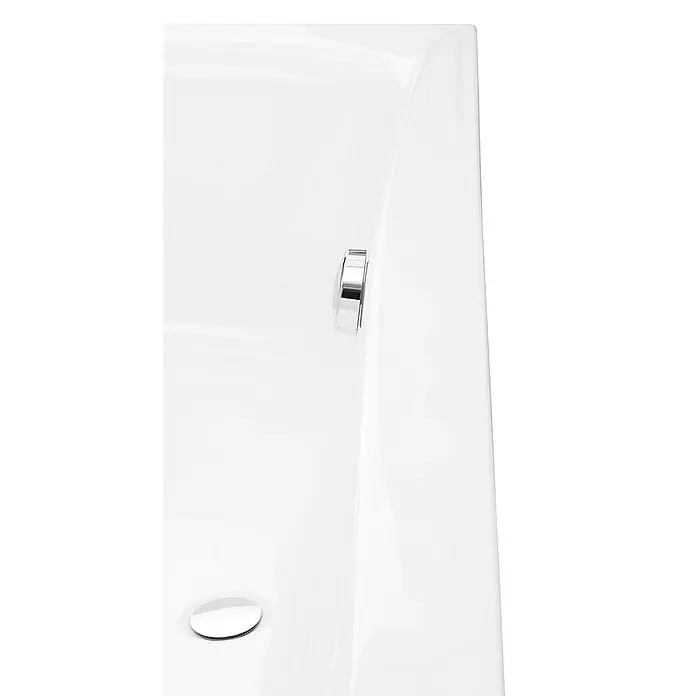 Calmwaters Badewanne Modern Curved - Sanitäracryl, Weiß - Eine Nahaufnahme einer weißen Badewanne mit einem glänzenden Abflussstopfen und einem Drehknopf zum Einstellen des Wasserflusses.