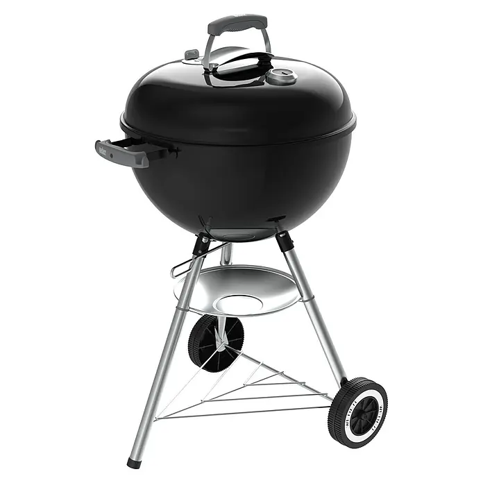 Weber Original Kugelgrill Kettle - Durchmesser Grillfläche: 47 cm, Schwarz - Abbildung eines Weber Holzkohlegrills mit Deckel, der auf einem silbernen Gestell mit Rädern steht, perfekt für jedes Grillfest im Freien.
