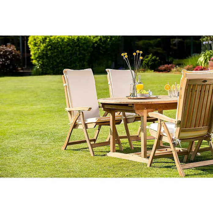 Kai Wiechmann Sitzauflage - Hochlehner, L x B x H: 117 x 47 x 6 cm, Polyacryl, Naturweiß - Einladende Gartenszene mit einem runden Holztisch und passenden Stühlen, die mit beigen Kissen für Komfort sorgen und zum Verweilen einladen.