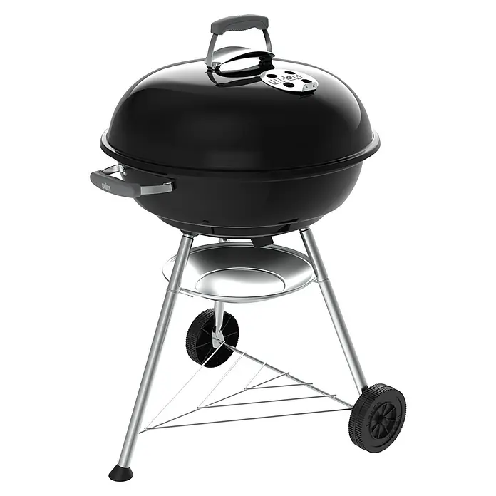 Weber Compact Kugelgrill Kettle - Durchmesser Grillfläche: 57 cm, Schwarz - Produktbild eines Weber Holzkohlegrills mit Deckel und silbernen Beinen. Der Grill steht auf einem schwarzen Hintergrund.