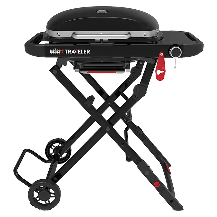Weber Compact Gasgrill Traveler - Grillfläche (B x T): 53 x 36 cm, 3,2 kW, Anzahl Brenner: 1 Stk. - Abbildung eines Weber Traveler Grills. Der Grill ist schwarz und hat einen klappbaren Ständer. Er ist für den Transport konzipiert und hat Räder.