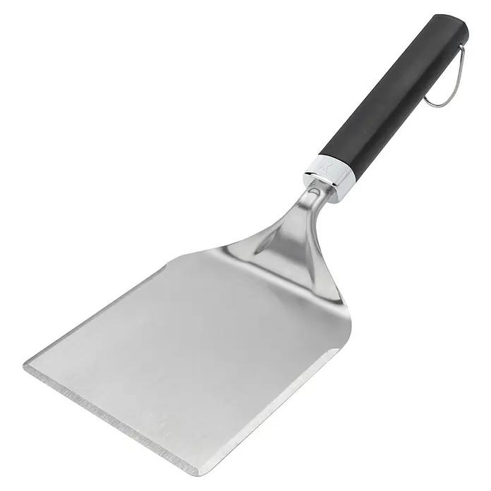 Weber Starter-Set Smashed Burger - 4 -tlg. - Ein detailreiches Bild eines Grillspatels mit schwarzem Griff und silberner Klinge, perfekt für das nächste Barbecue.