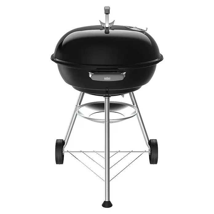 Weber Compact Kugelgrill Kettle - Durchmesser Grillfläche: 57 cm, Schwarz - Schwarzer Weber Holzkohlegrill mit silbernen Beinen und Rädern, ideal für Gartenpartys.