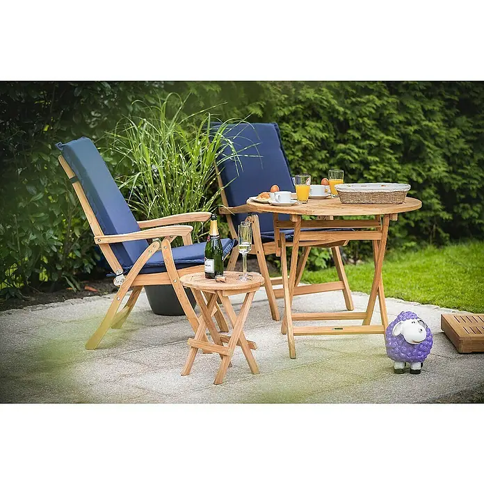 Kai Wiechmann Sitzauflage - Hochlehner, L x B x H: 117 x 47 x 6 cm, Polyacryl, Anthrazit - Gartenmöbel-Set mit Holztisch, Stühlen mit blauen Auflagen und Beistelltisch mit Champagnerflasche für entspannte Stunden im Freien.