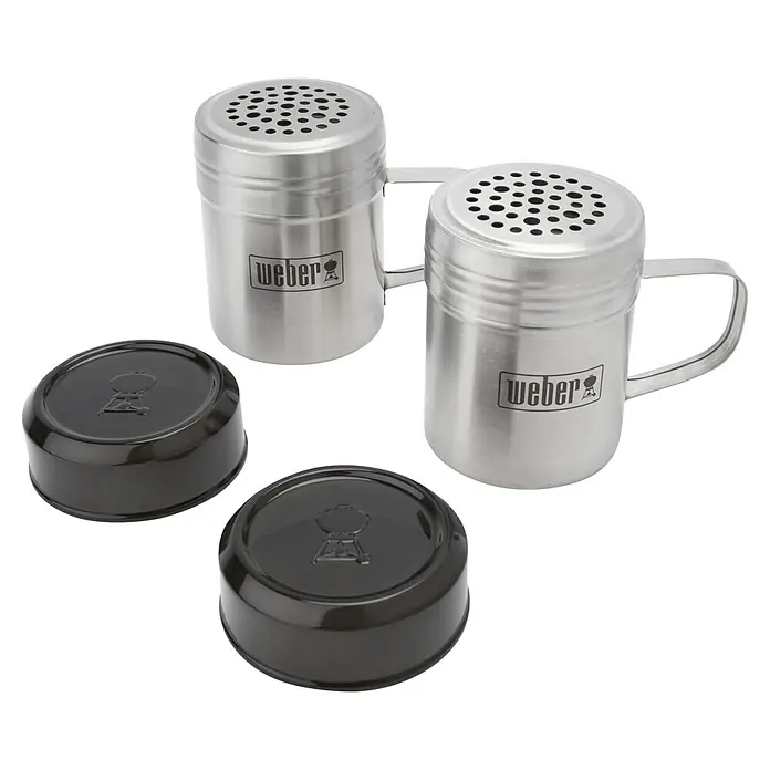 Weber Starter-Set Smashed Burger - 4 -tlg. - Abbildung eines Weber Gewürzstreuer-Sets aus Edelstahl mit schwarzen Deckeln für die Aufbewahrung von Gewürzen beim Grillen.