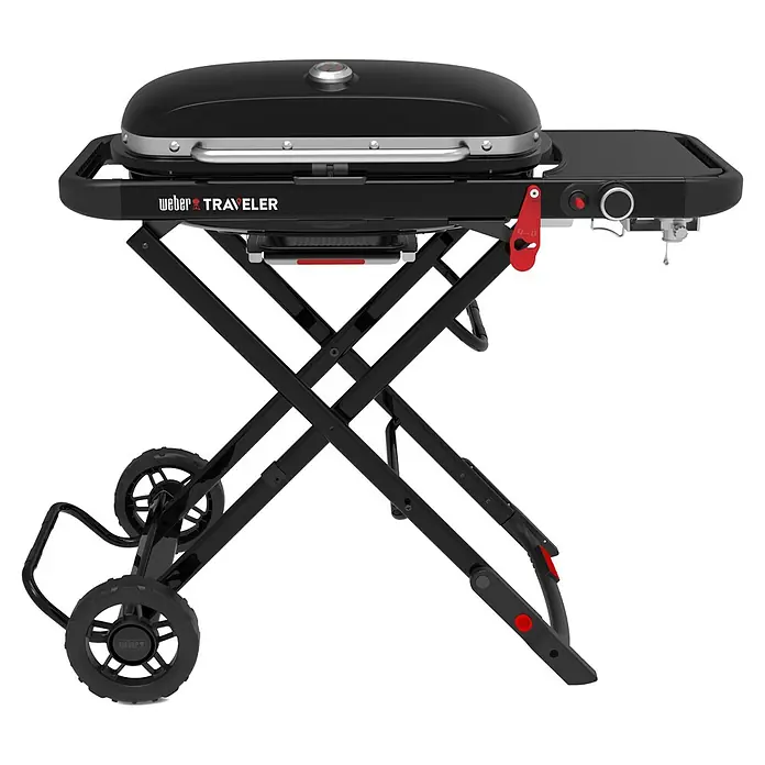 Weber Gasgrill Traveler - Grillfläche (B x T): 63 x 34 cm, 3,8 kW, Anzahl Brenner: 1 Stk. - Bild eines tragbaren schwarzen Weber Traveler-Grills mit klappbarem Scherengestell und Deckel.