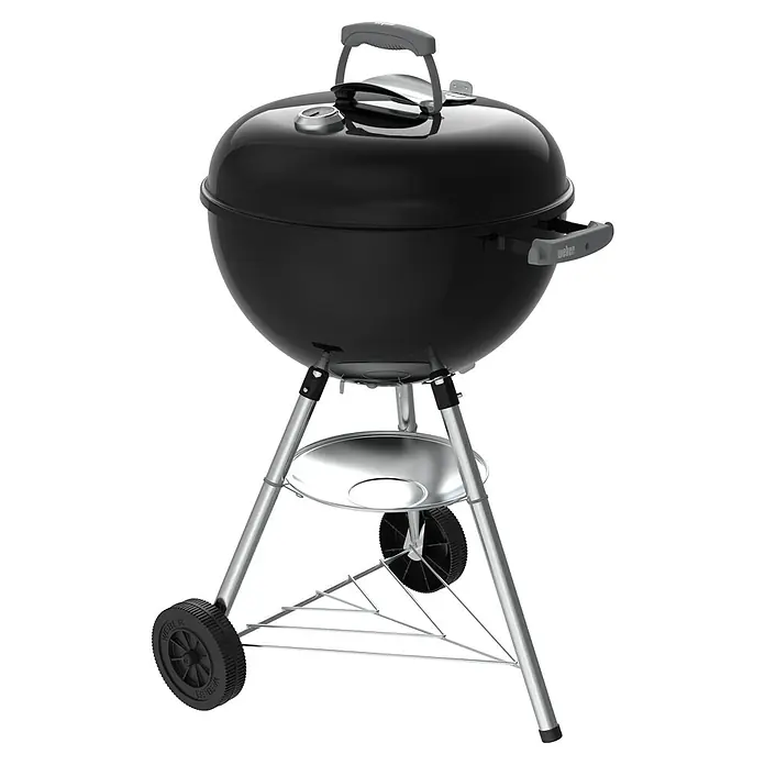 Weber Kugelgrill Bar-B-Kettle - Durchmesser Grillfläche: 47 cm, Schwarz - Das Bild zeigt einen Weber Holzkohlegrill mit einem runden, schwarzen Grillkörper und silbernen Beinen und Rädern.