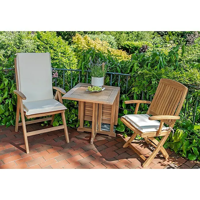 Kai Wiechmann Sitzauflage - Hochlehner, L x B x H: 117 x 47 x 6 cm, Polyacryl, Dunkelgrün - Gartenmöbel-Set mit zwei Holzstühlen und einem Beistelltisch. Das Set ist ideal für den Außenbereich und bietet Platz zum Entspannen.