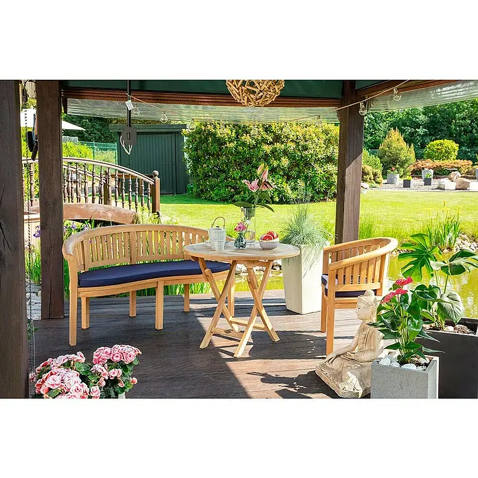 Kai Wiechmann Sitzauflage - Sessel, Polyacryl, Anthrazit - Eine gemütliche Gartenszene mit einer halbrunden Holzbank mit blauem Kissen, einem Tisch und einem Stuhl unter einem Pavillon.